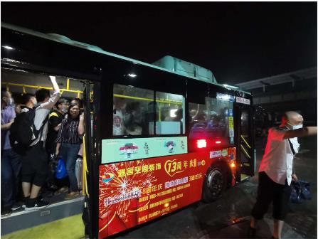 暴雨無(wú)情 公交有愛(ài) ——風(fēng)雨中的堅(jiān)守，因?yàn)槲覀兪枪蝗? width=